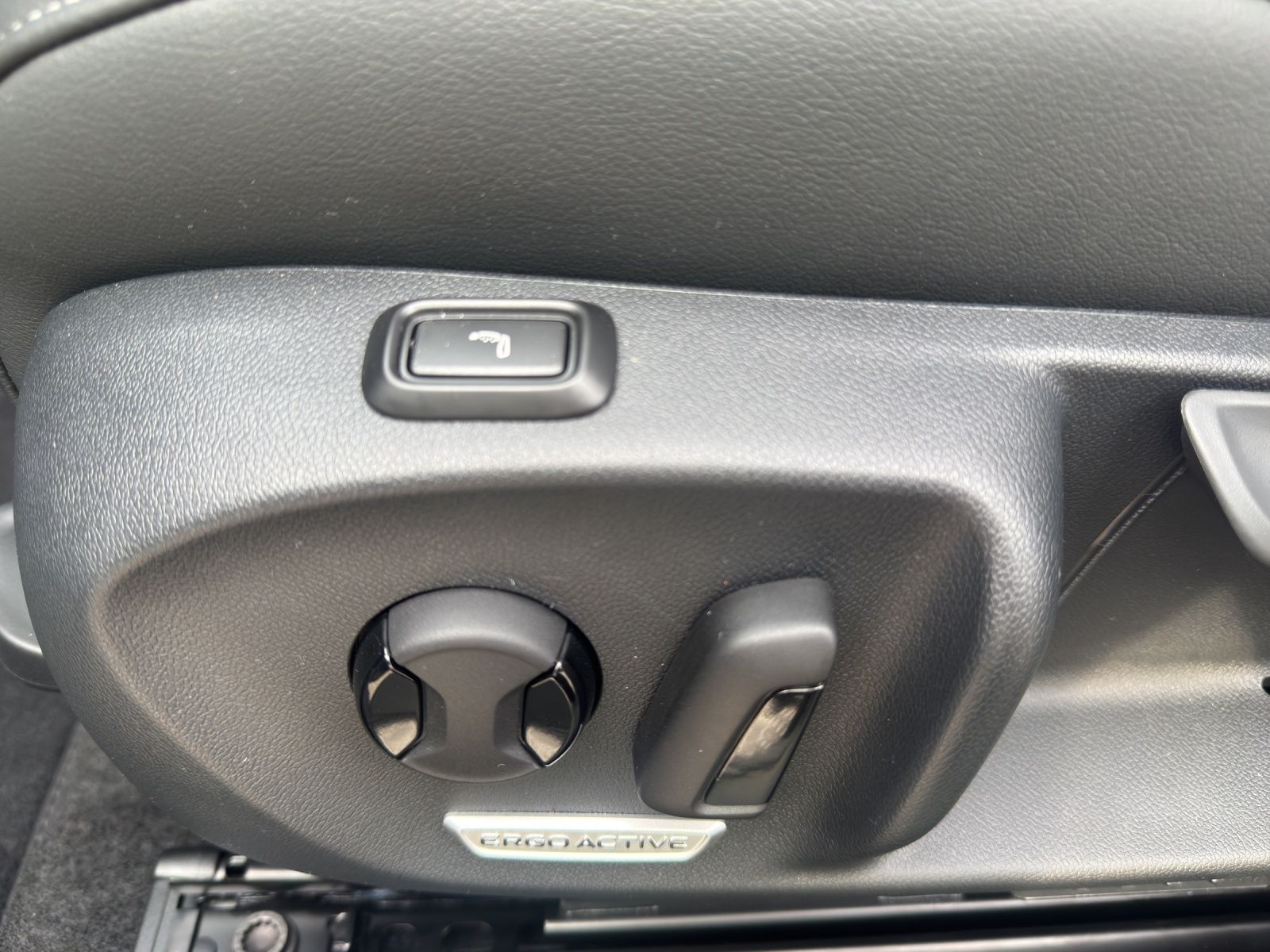 Fahrzeugabbildung Volkswagen Passat Elegance eHybrid IQ.Light ACC AHZV DAB+