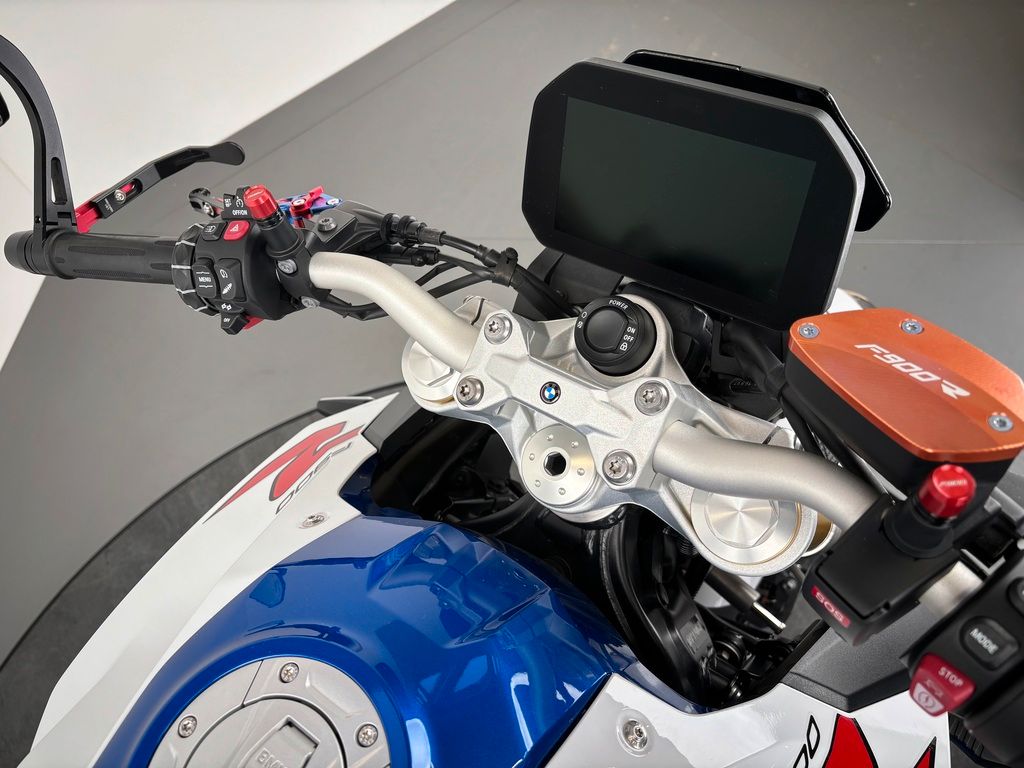 Fahrzeugabbildung BMW F900 R *TOP-AUSSTATTUNG *1. HAND *ARROW