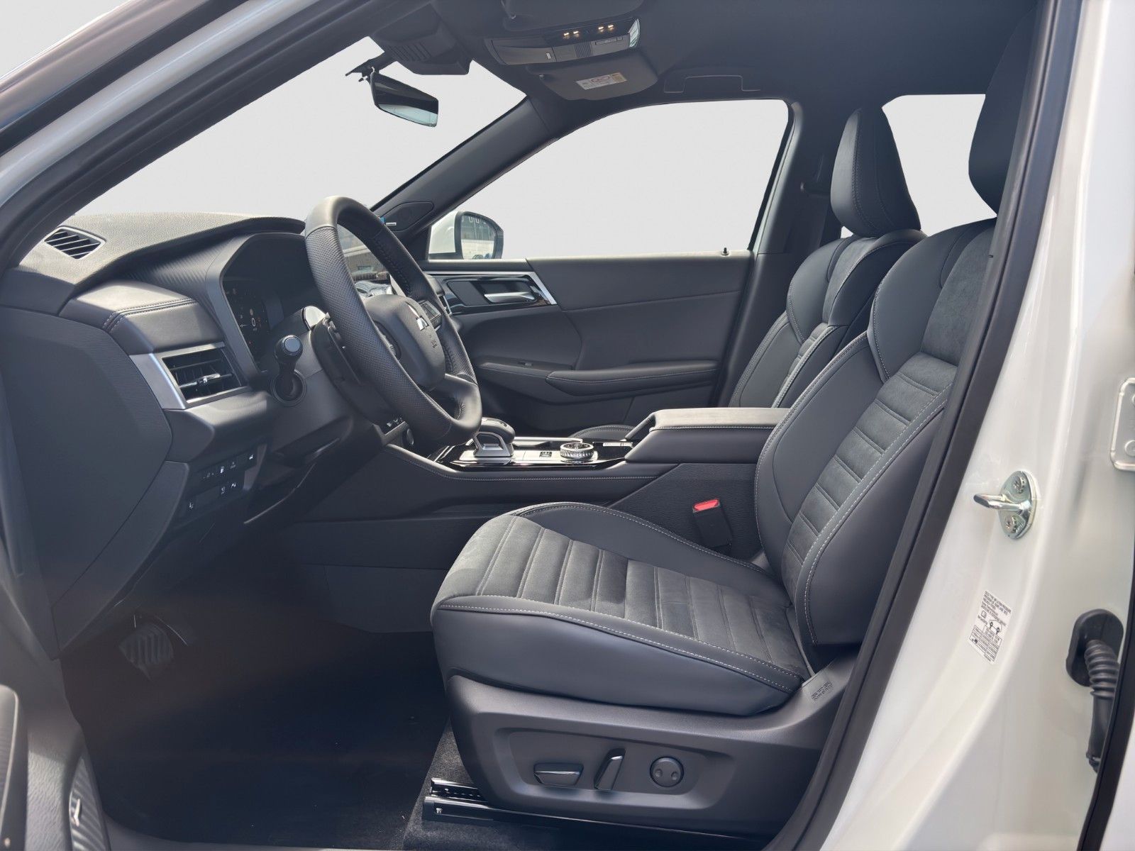 Fahrzeugabbildung Mitsubishi Outlander 2.4 PHEV S-AWC Select