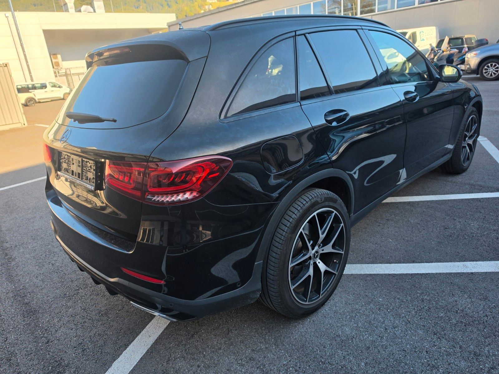 Mercedes-Benz GLC 220 d 4Matic AMG innen und außen imagem 3