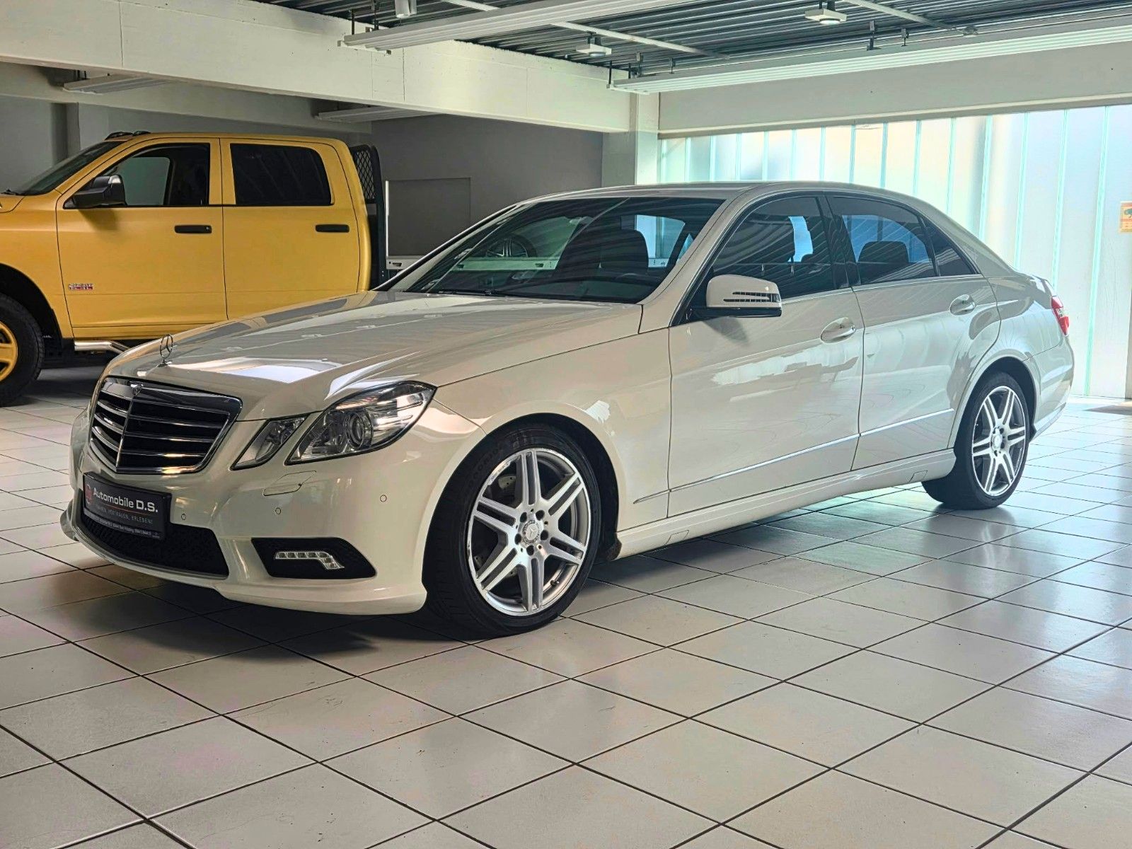 MERCEDES-BENZ E 220