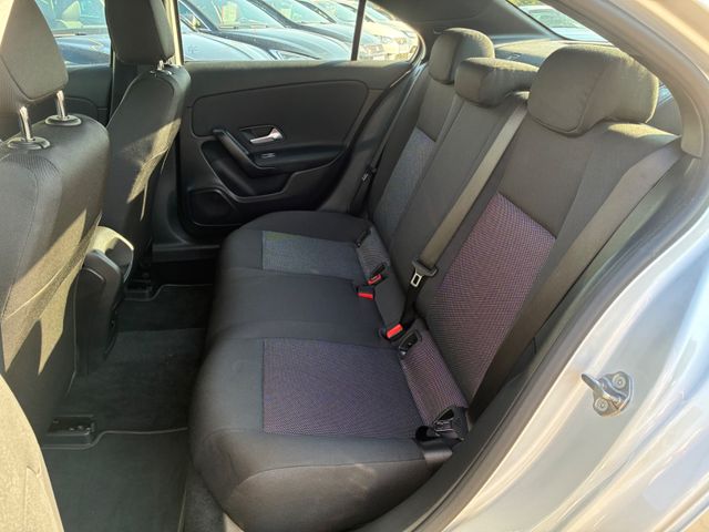 Fahrzeugabbildung Mercedes-Benz A 180 Limousine >NAV/LED/KAM/PDC/SHZ<