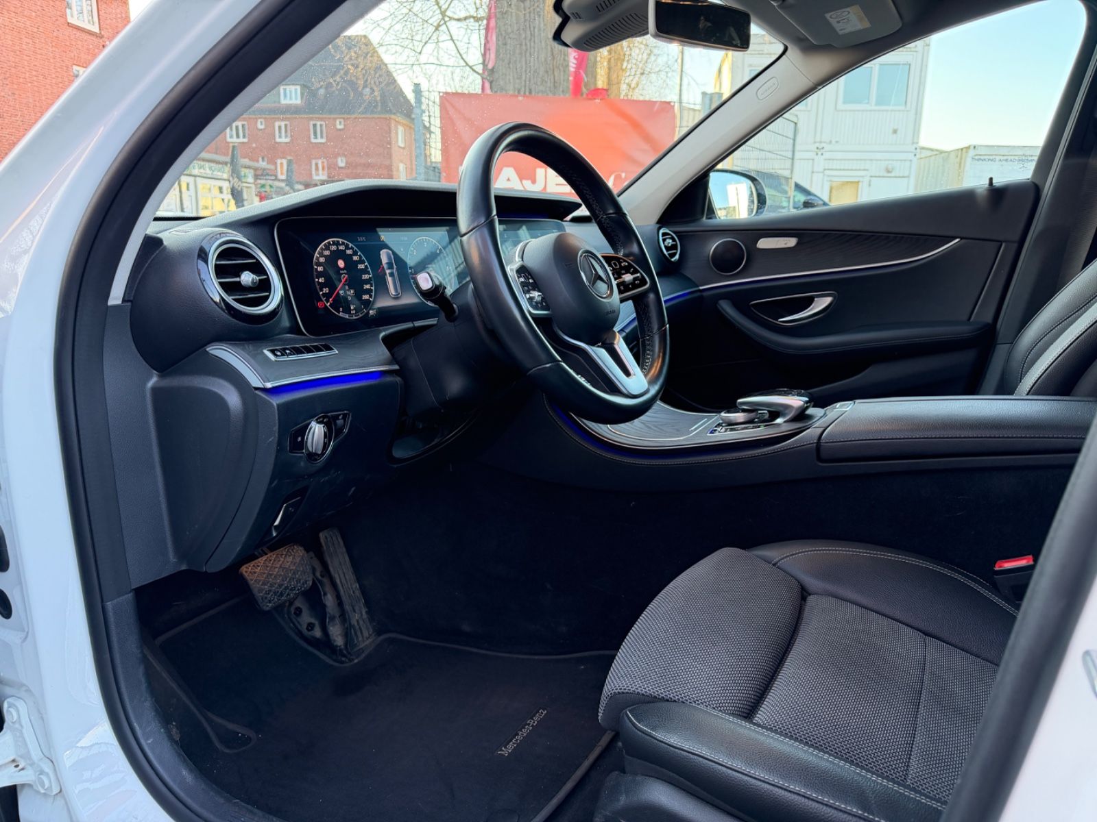 Fahrzeugabbildung Mercedes-Benz E 220 4Matic*MULTIBEAM*360°KAMERA*WIDESCREEN*PDC