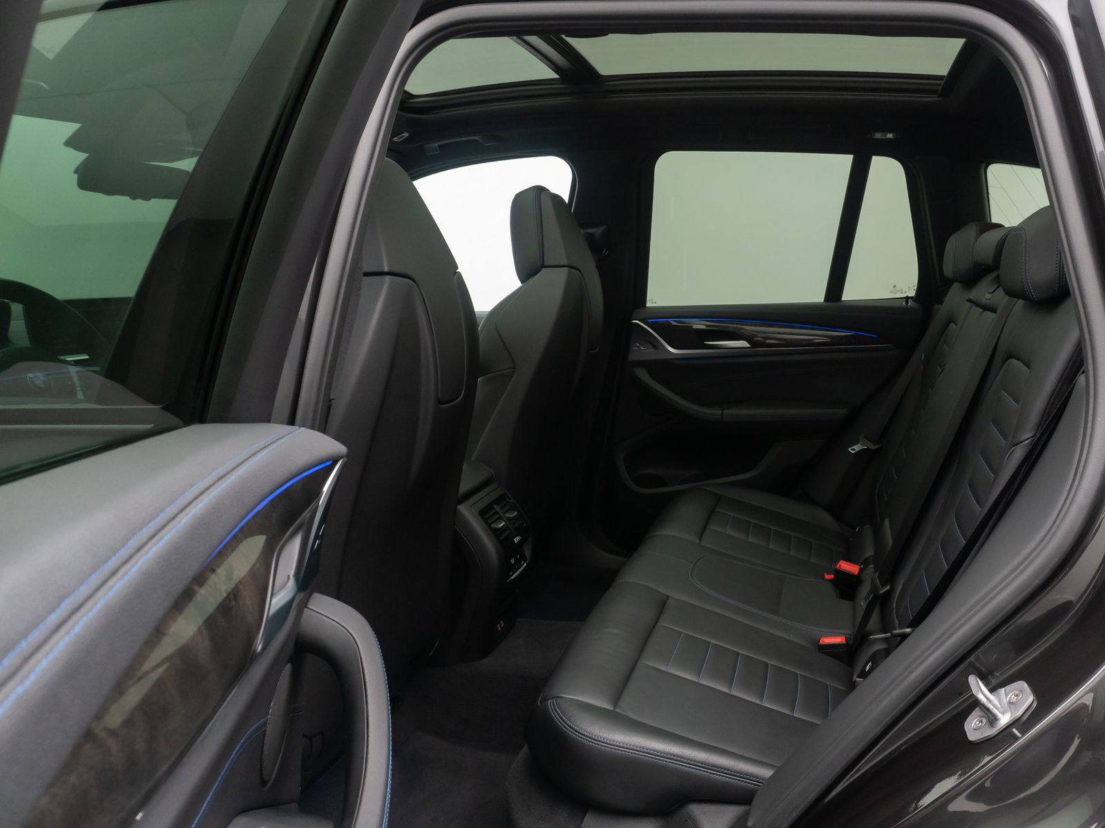 Fahrzeugabbildung BMW X3 xD30d M Sport DAB HUD Panorama AHK TV 20Zoll