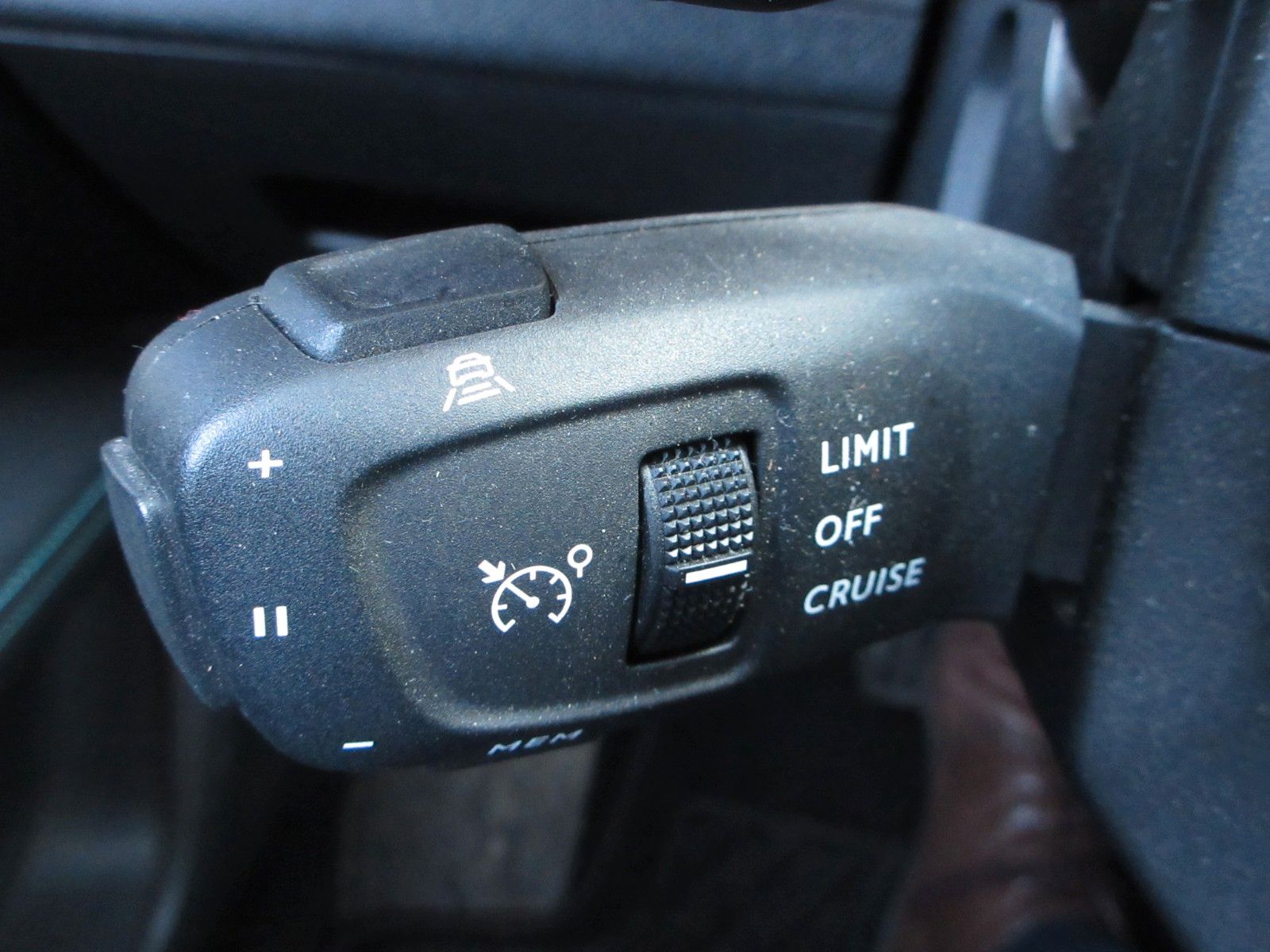 Fahrzeugabbildung Peugeot 5008 Allure 1.2T LED/NAVI/AHK/R´CAM/BLIS