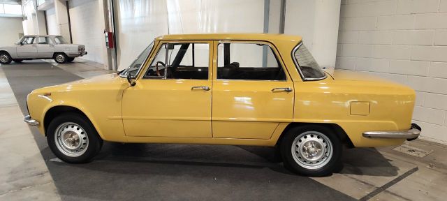 Alfa Romeo Giulia NUOVA SUPER 1300 GIALLO PIPER