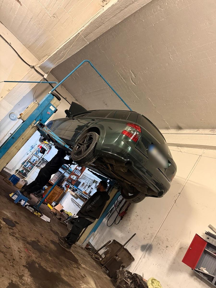 Audi A4 2004 — салон