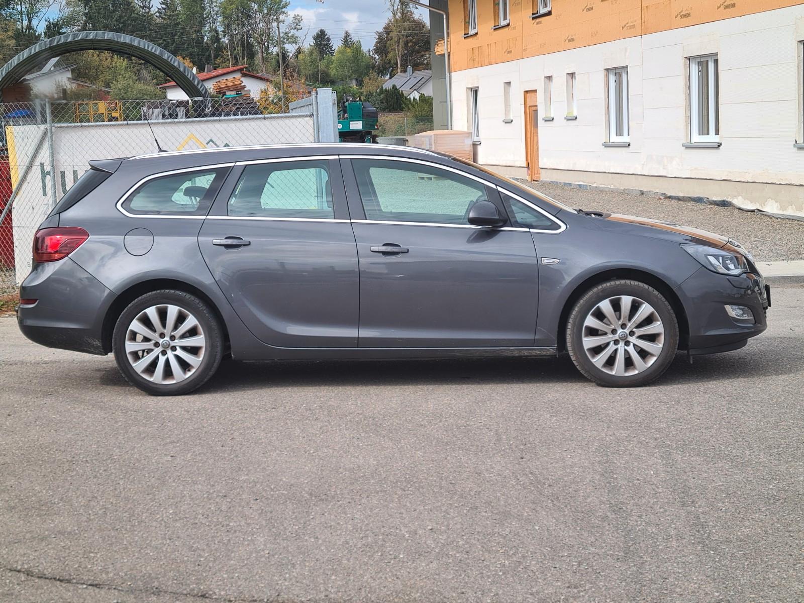 Opel Astra 2011 — photo 7
