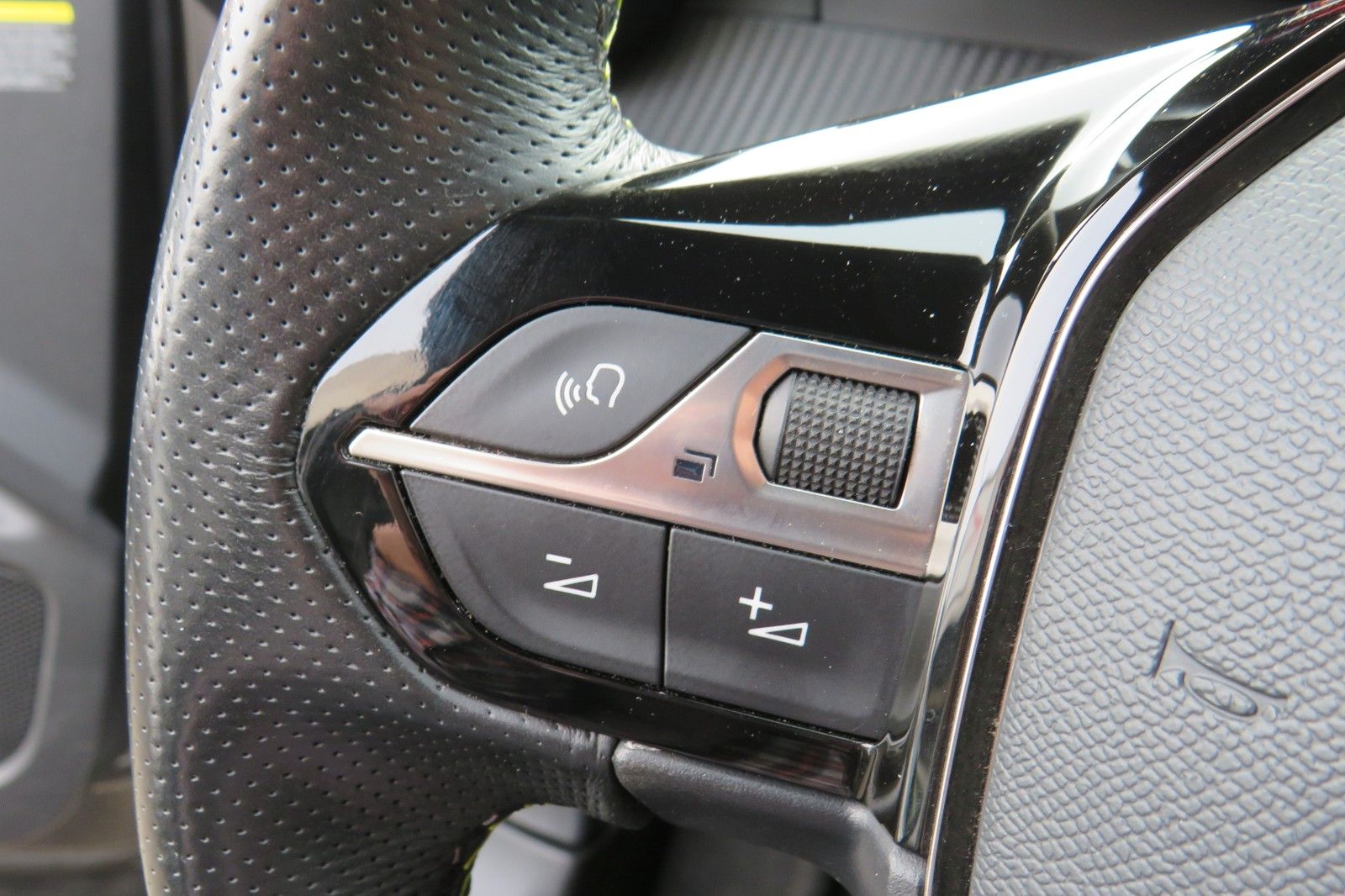 Fahrzeugabbildung Peugeot 2008 GT 1.2 PURETECH NAVI KAMERA PDC ACC 1.HAND