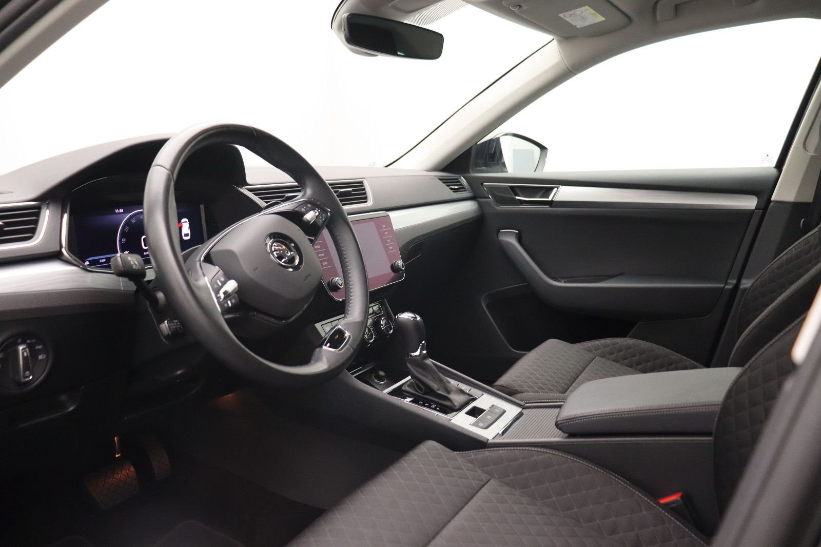 Fahrzeugabbildung SKODA Superb Combi Ambition LED ACC Navi DSG