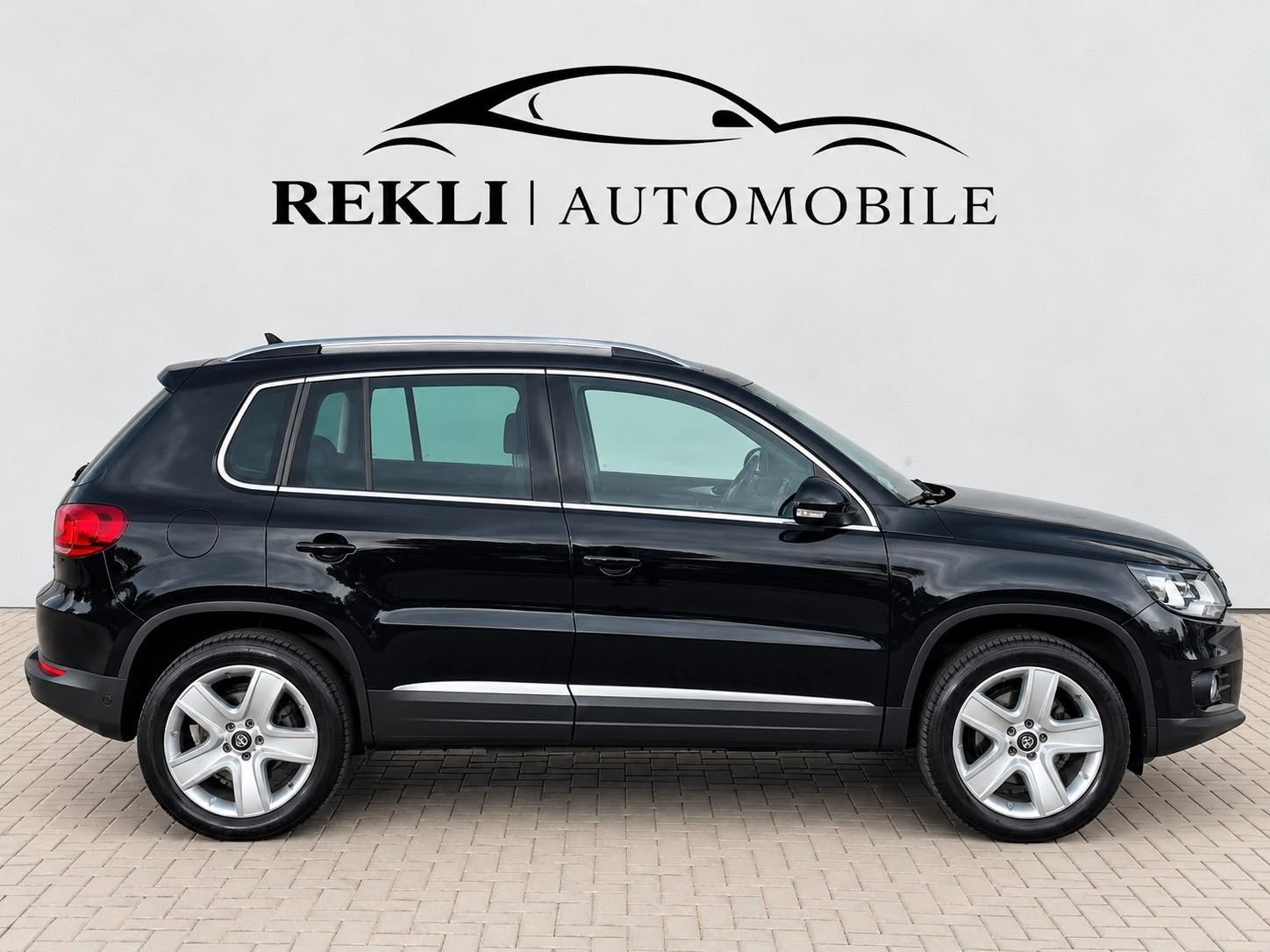 Volkswagen Tiguan - 1