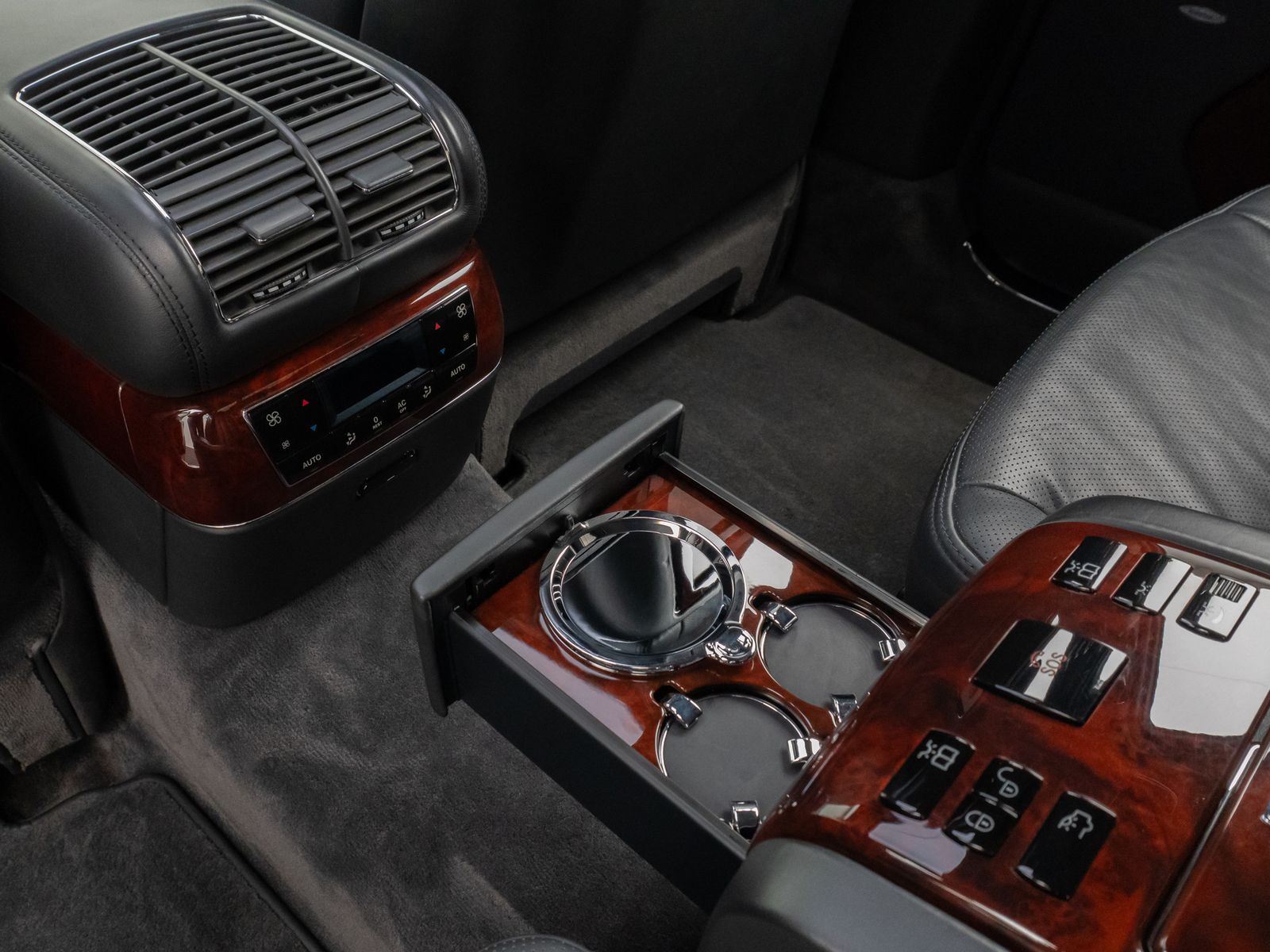 Fahrzeugabbildung Maybach 57 DUOTONE V12 Fondpaket Massage Solar VOLL