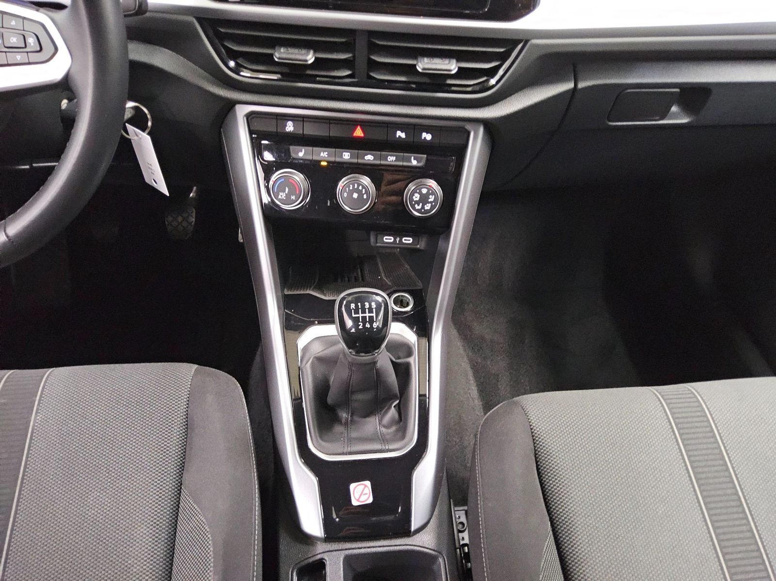 Volkswagen T-Roc 1.0 TSI Life LED DC PDC SHZ DAB+ foto 6