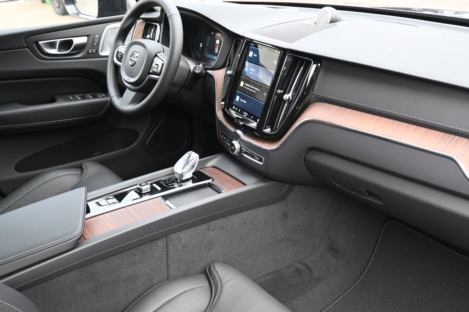 Fahrzeugabbildung Volvo XC60 B4D AWD Ultimate Dark*STDHZG*B&W*LUFT*ACC
