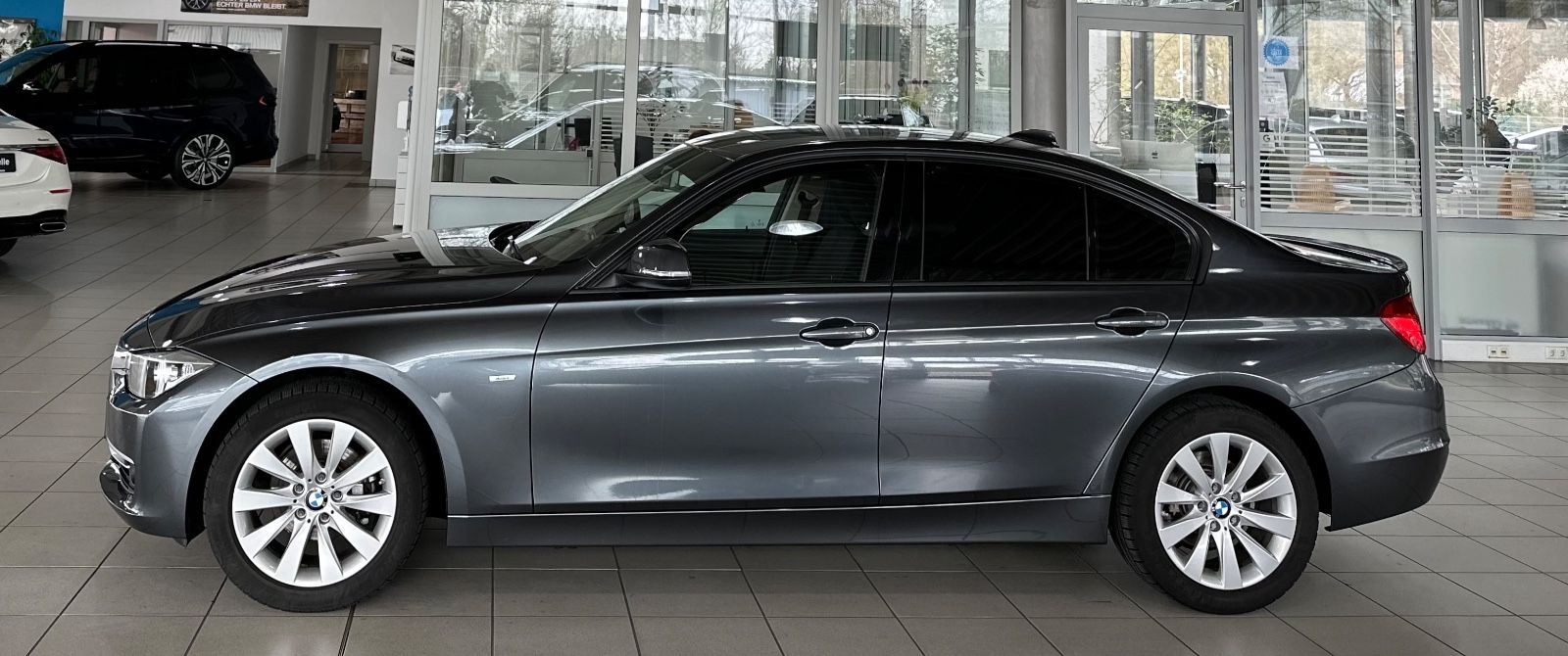 Fahrzeugabbildung BMW 320i Modern Line Glasdach PDC Klimaautomatik