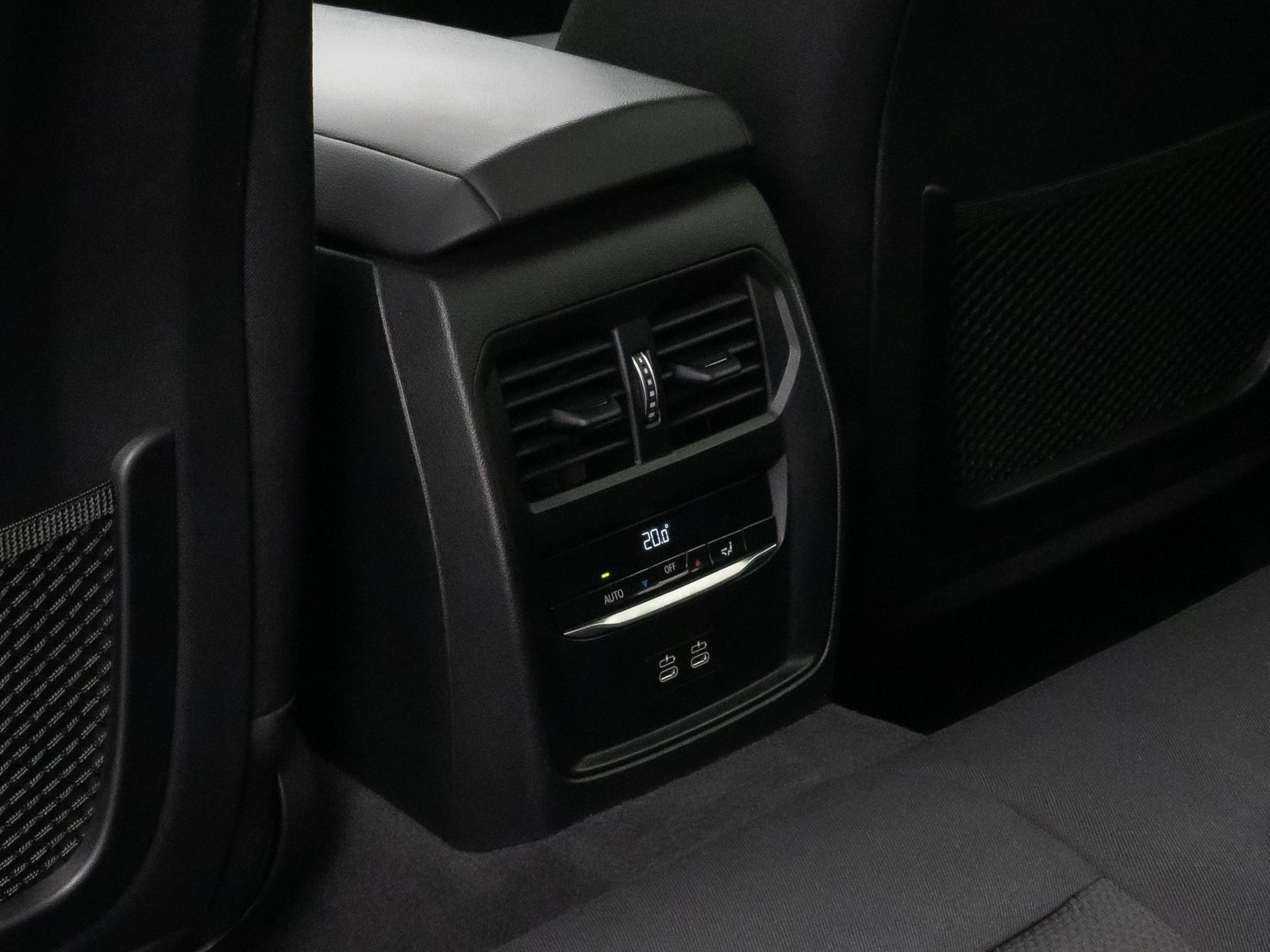 Fahrzeugabbildung BMW 330e HUD DAB HiFi CockPitPro PDC DrivingAssist