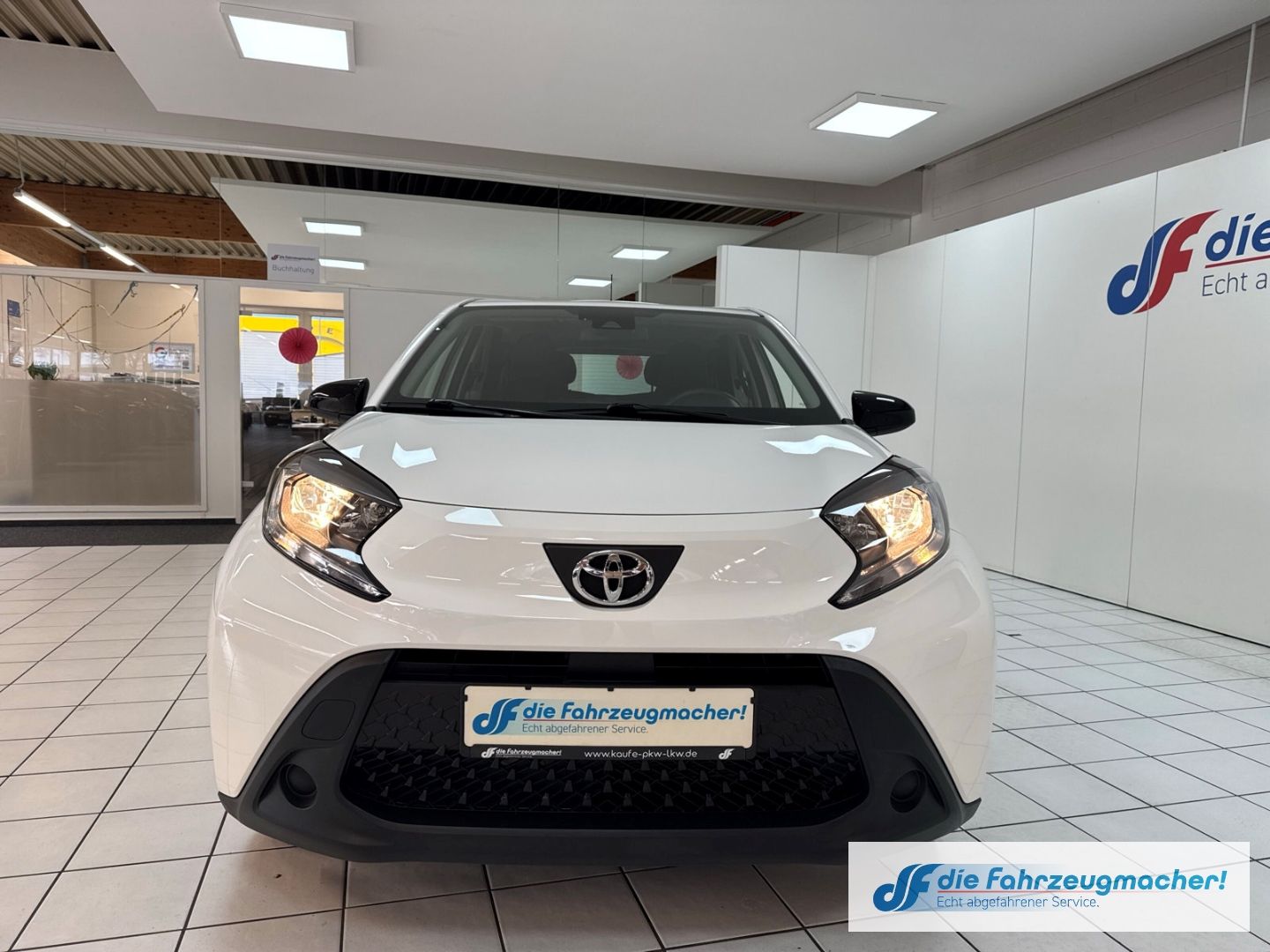 Fahrzeugabbildung Toyota Aygo X Play Apple CarPlay Android Auto Mehrzonen
