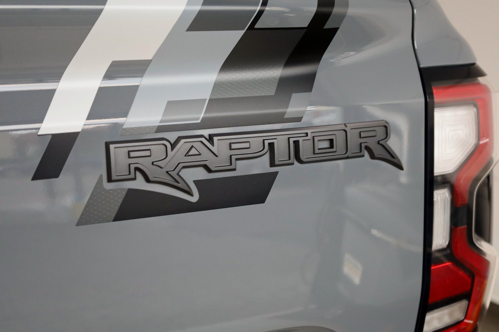 Fahrzeugabbildung Ford Raptor e-4WD,Rollo el,AHK, ATM !! Garantie07/28