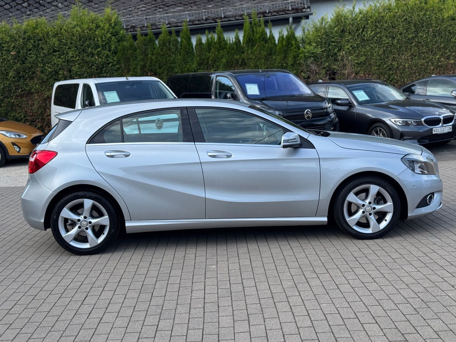 MERCEDES-BENZ A 180, 2012, Benzin, 122 PS