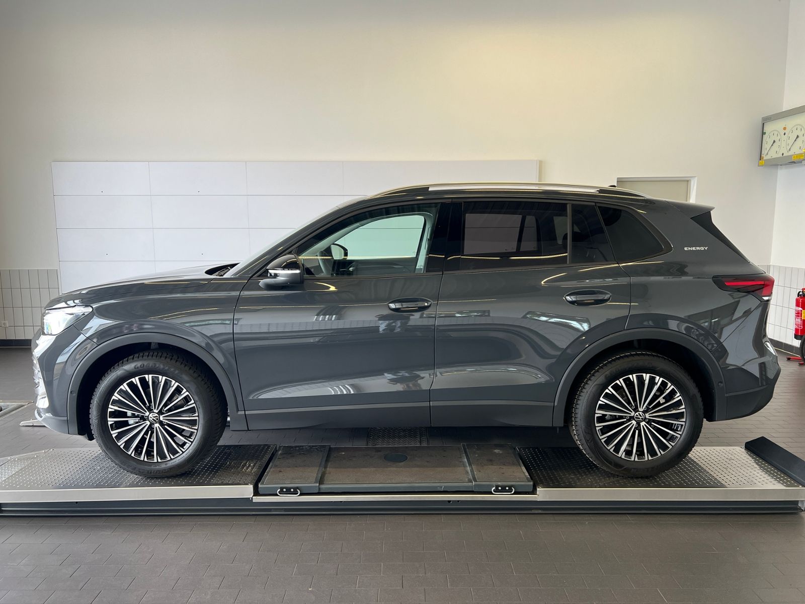 Fahrzeugabbildung Volkswagen Tiguan  ENERGY 1.5 eTSI DSG *AHK, AreaView, Navi