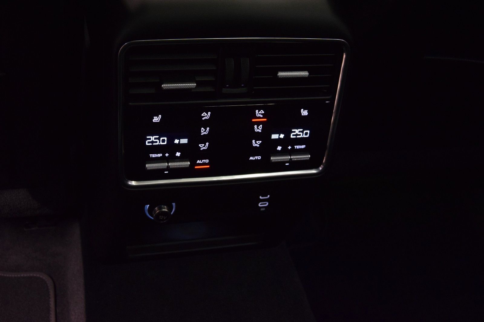 Fahrzeugabbildung Porsche Cayenne E-Hybrid Pano. ACC Matrix. Bose Approv.