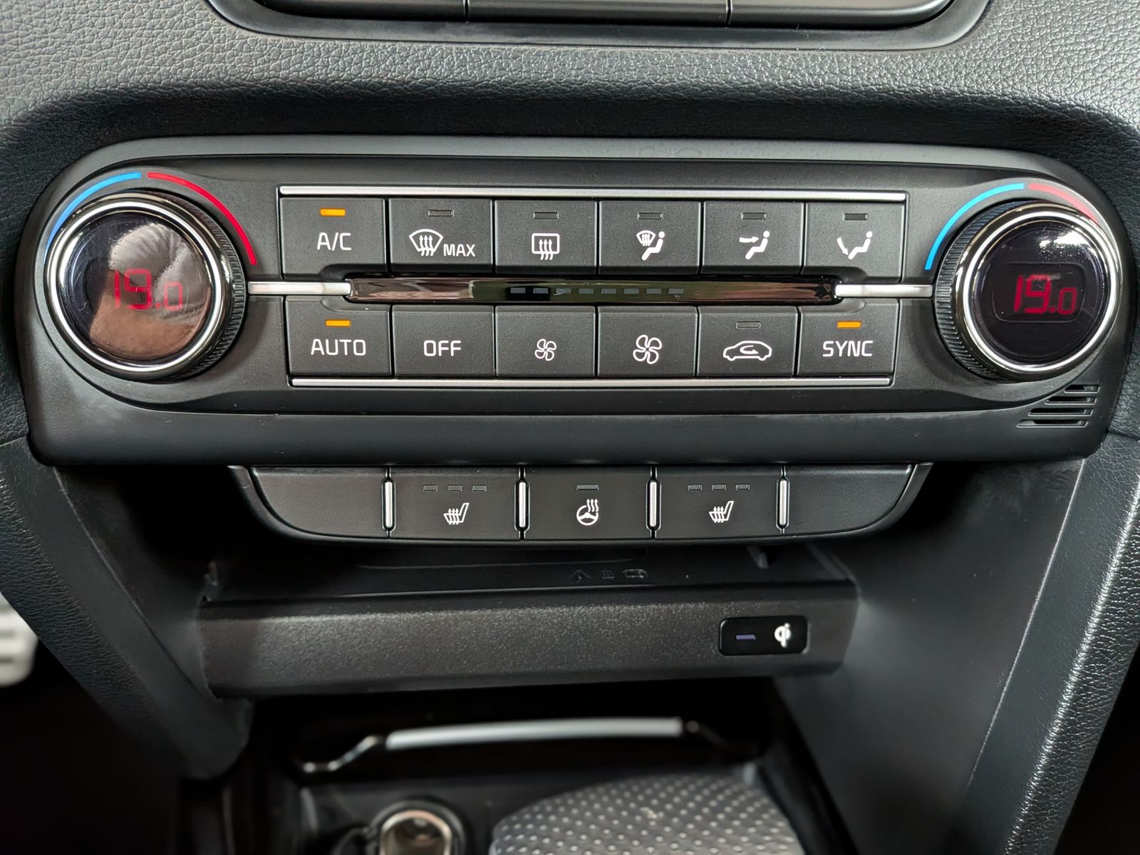 Fahrzeugabbildung Kia cee'd Sportswagon 1.5 DCT GT-Line LED JBL Cam 7J