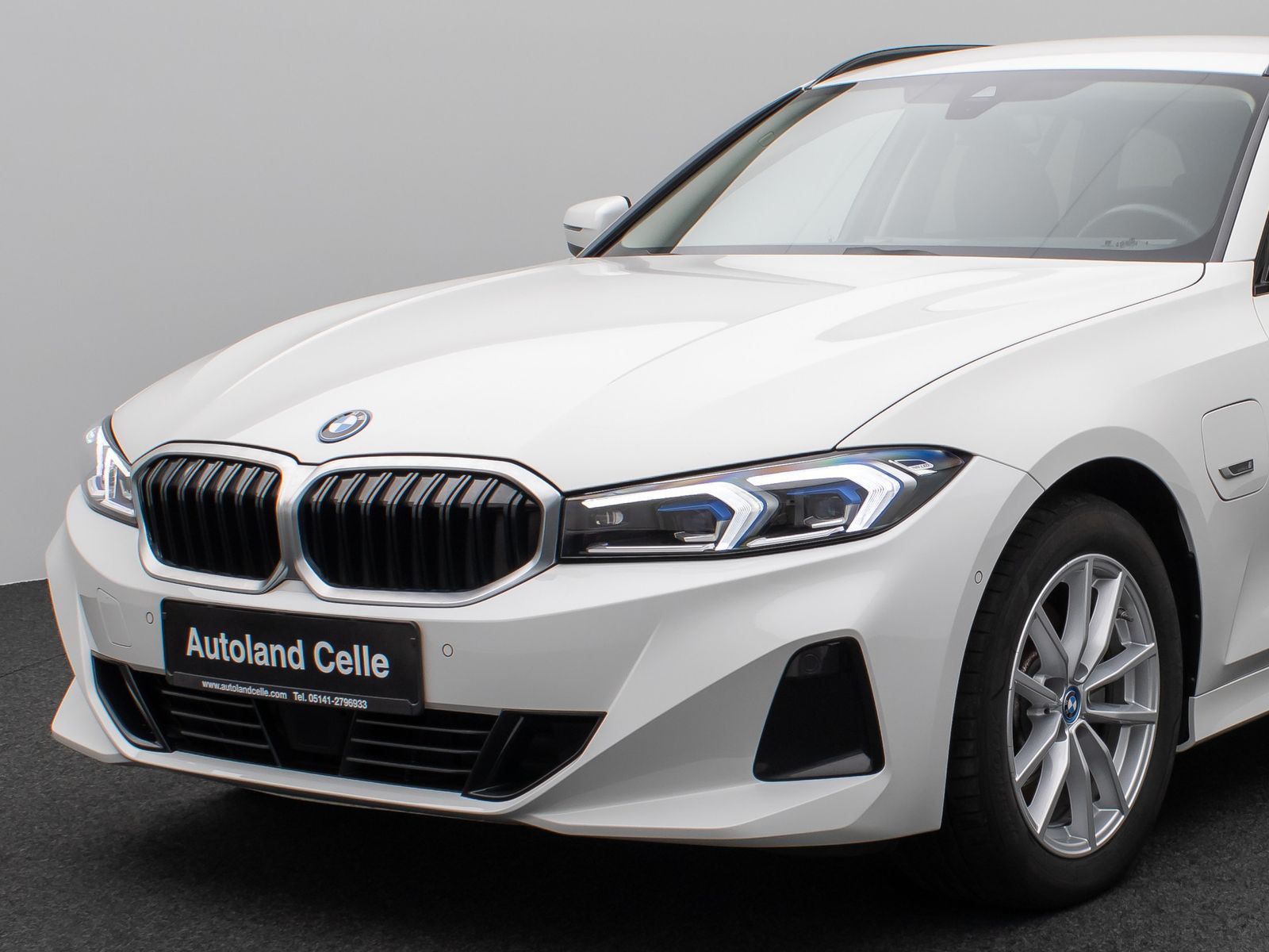 Fahrzeugabbildung BMW 330e Kamera HUD DAB Stop&Go Komfort Fernlichtass