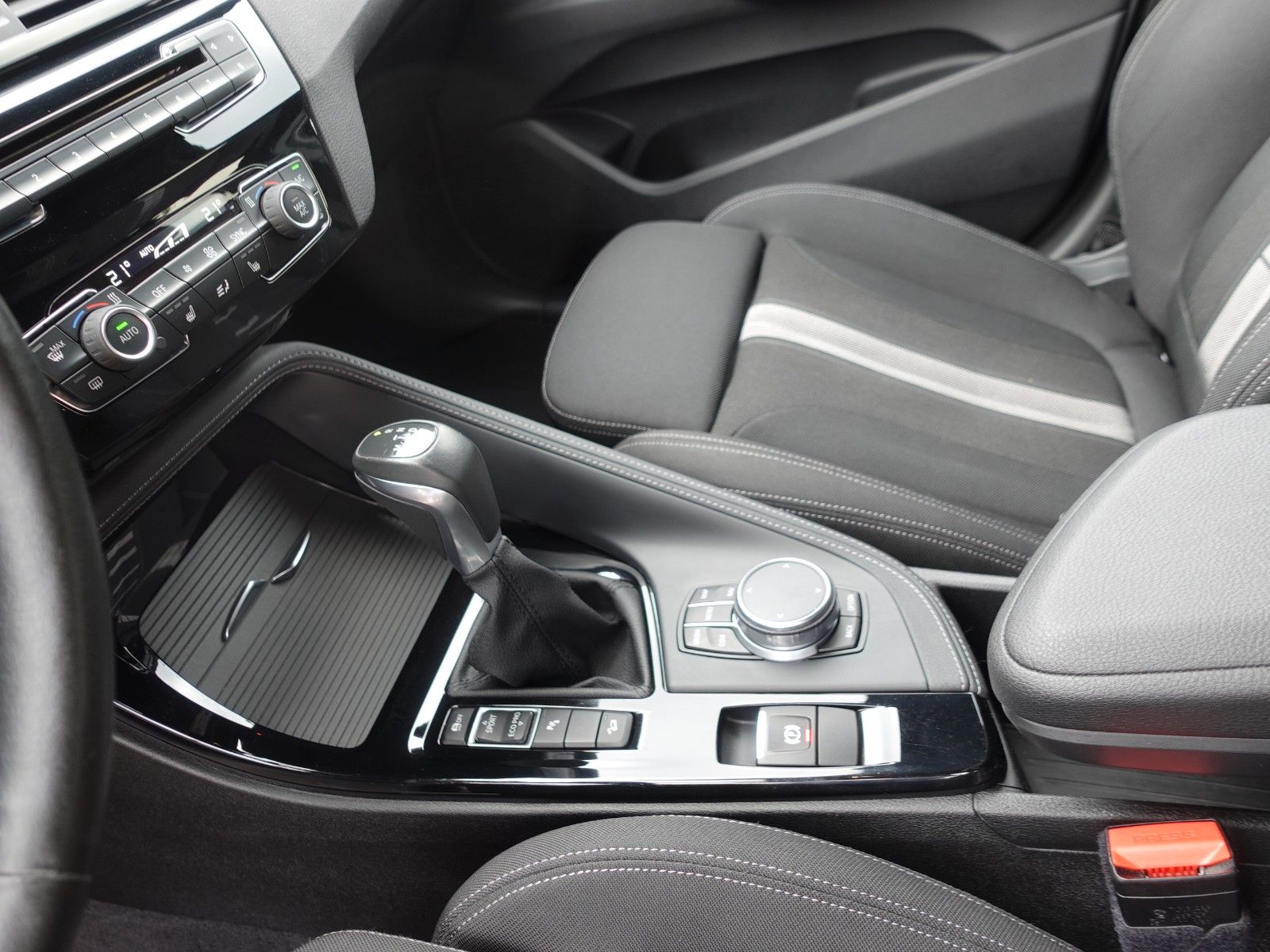 Fahrzeugabbildung BMW X1 xDrive20i A Sport Line I.Hd/AHK/LED/HeadUp/18