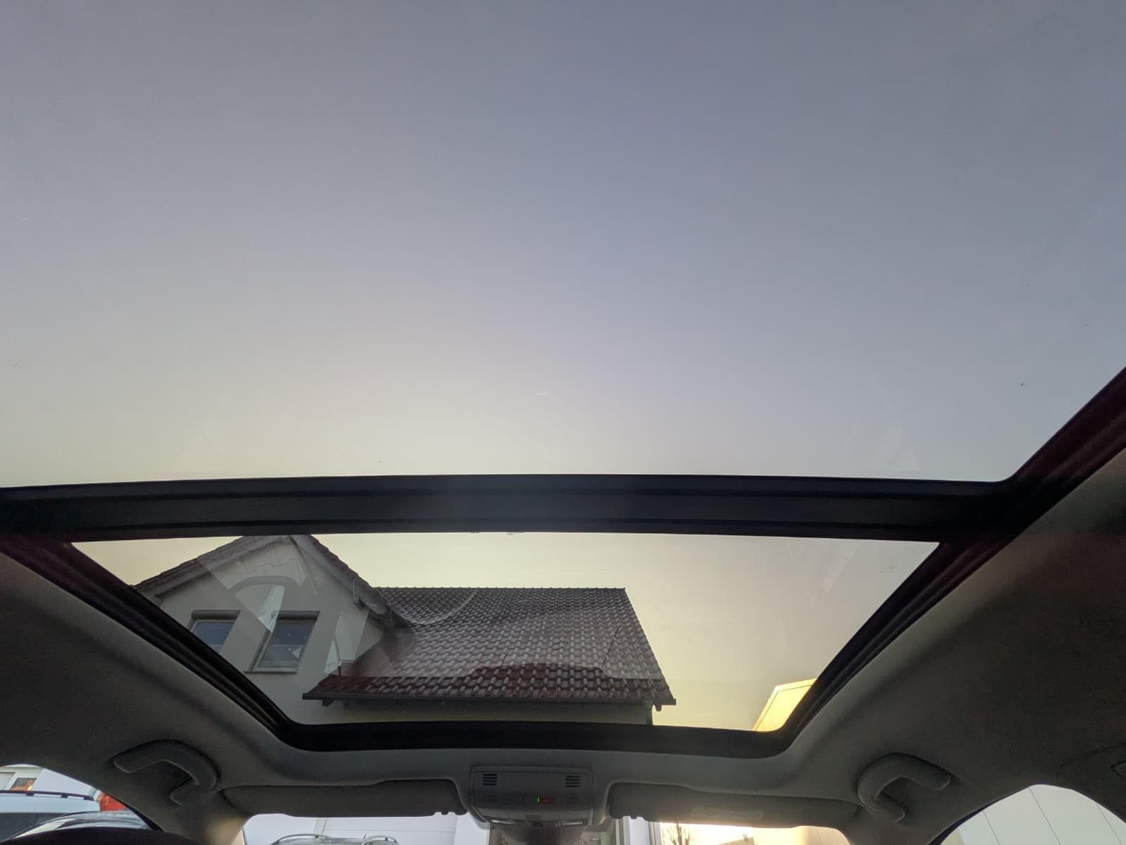 Fahrzeugabbildung Volkswagen Touran 2.0 DSG R-Line High BLACK Pano*7Si*IQ*AHK