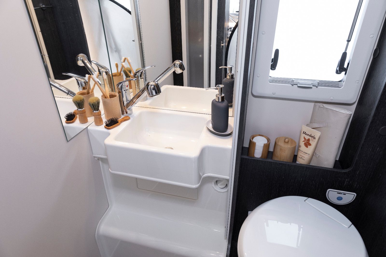 Fahrzeugabbildung Roller Team Kronos 277 M - 6.389€ sparen!