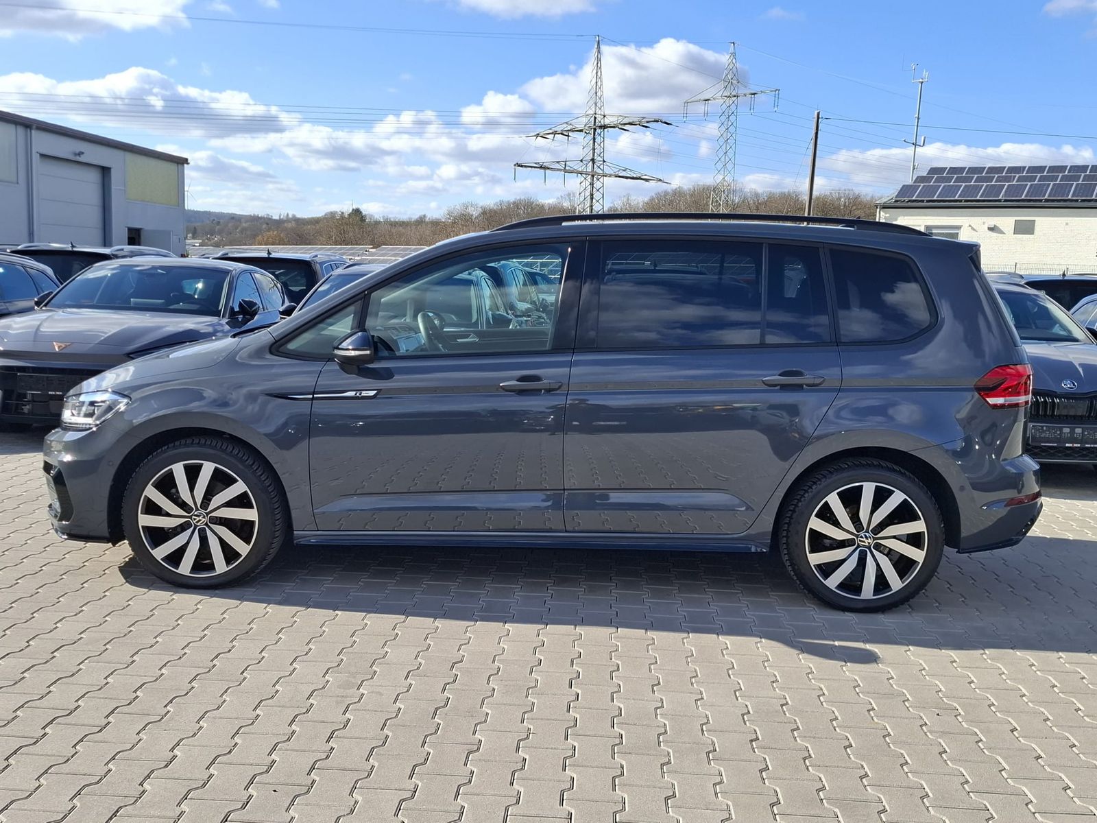 Fahrzeugabbildung Volkswagen Touran 2.0 DSG R-Line High BLACK Pano 7Si IQ AHK