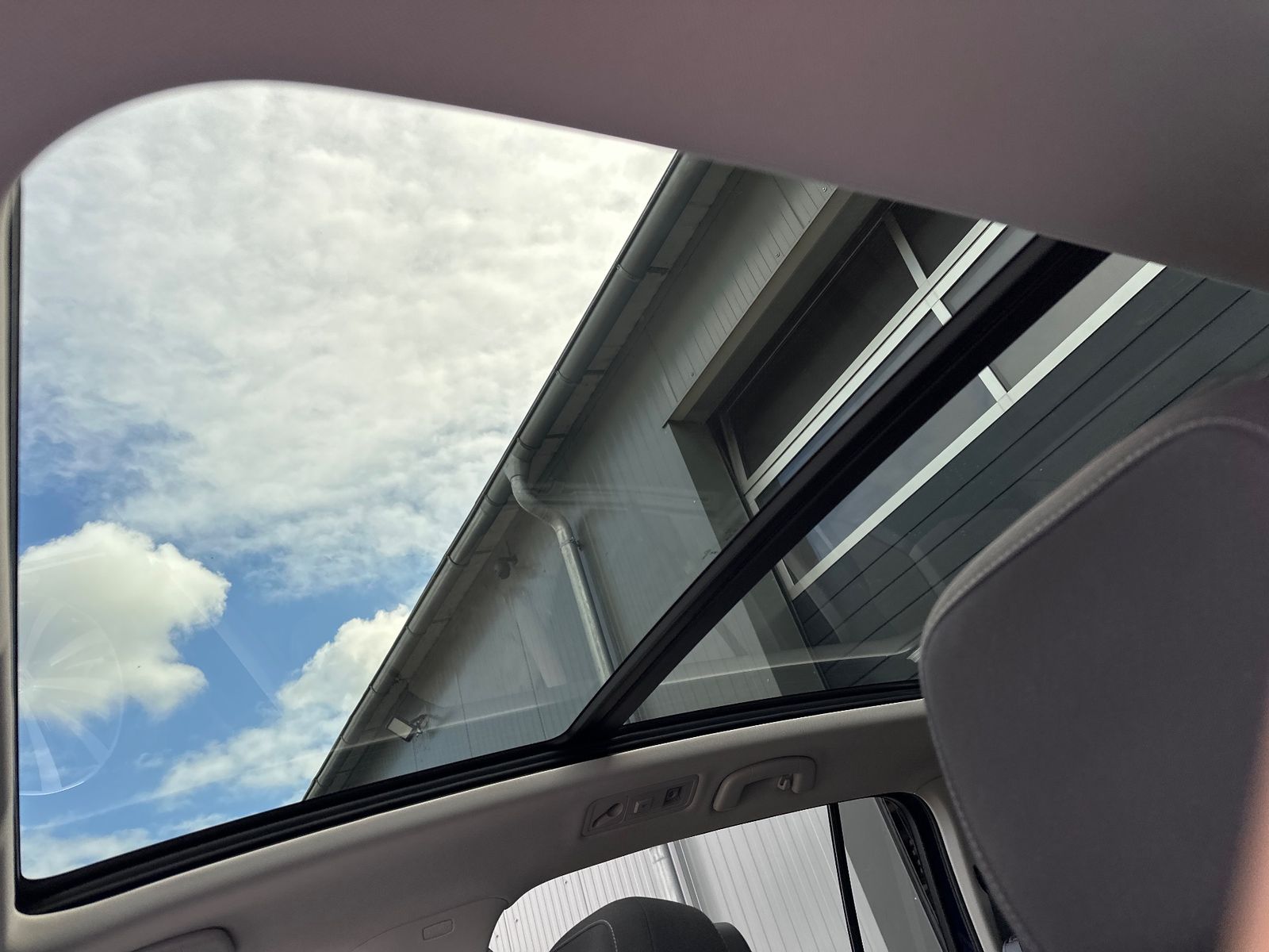 Fahrzeugabbildung Volkswagen Touran 7-Sitzer NAV+LED+ACC+KAMERA+PANO+STANDHZG