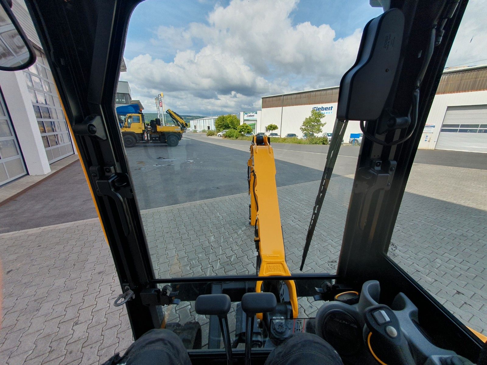 Fahrzeugabbildung JCB 26C-1 Pro Cab / Neufahrzeug / Planierschild