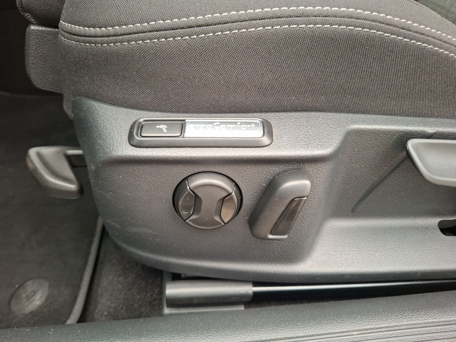 Fahrzeugabbildung Volkswagen Passat Variant TDI Business Matrix Navi ACC RFK