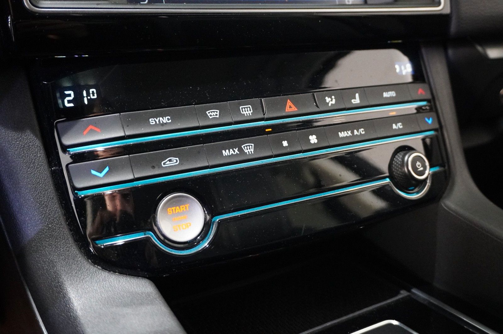 Fahrzeugabbildung Jaguar F-Pace 30D R-SPORT AWD NAVI/LED/SHZ/SPORT/AHK