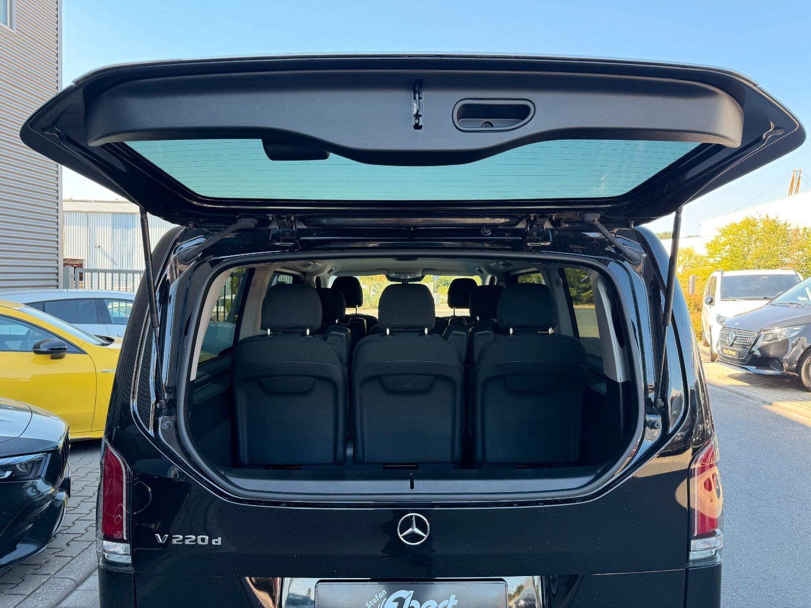 Fahrzeugabbildung Mercedes-Benz V 220 d STYLE AHK2,5to MULTIBEAM 360 DISTRONIC