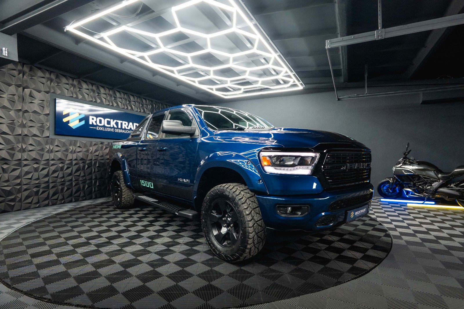 Fahrzeugabbildung Dodge RAM 5.7 V8 HEMI 4x4 OFFROAD NightEdition LONGBED