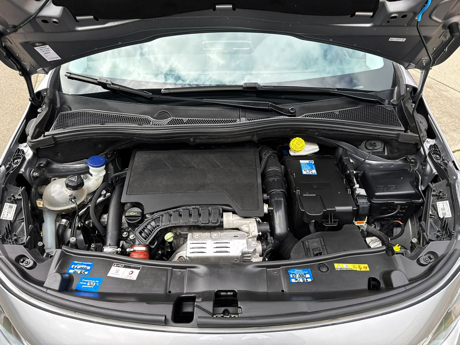 Fahrzeugabbildung Peugeot 2008 Allure 1.2 Auto. KAM PDC SHZ PANO NAV TEMP