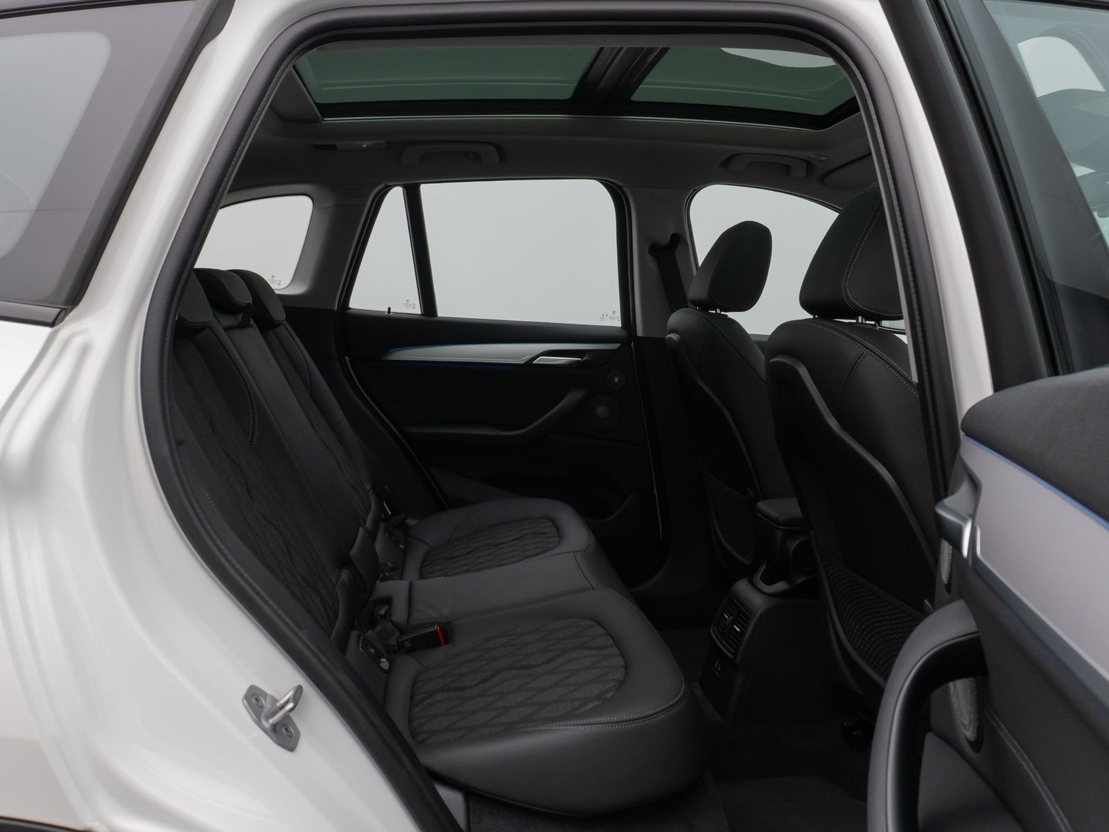Fahrzeugabbildung BMW X1 xD25e xLine Panorama Kamera HUD DAB H/K AHK