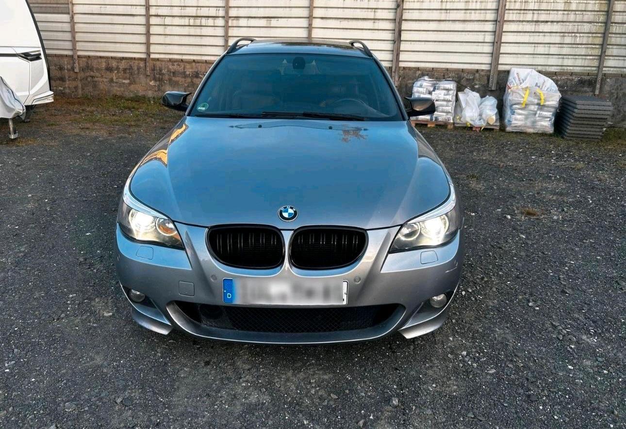 BMW 530 2005 — вигляд ззаду