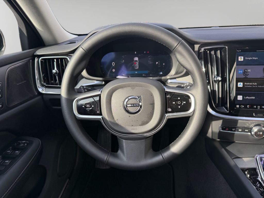 VOLVO V60 B4 B DKG Plus Dark 360° HUD AHK semi elektr. VOLVO V60 B4 B DKG Plus Dark 360° HUD AHK semi elektr.