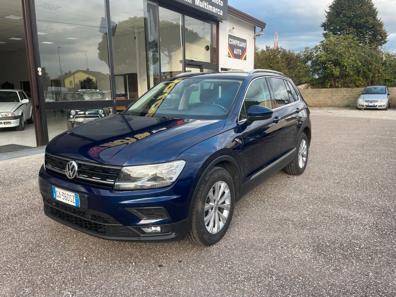 Volkswagen Tiguan - 1