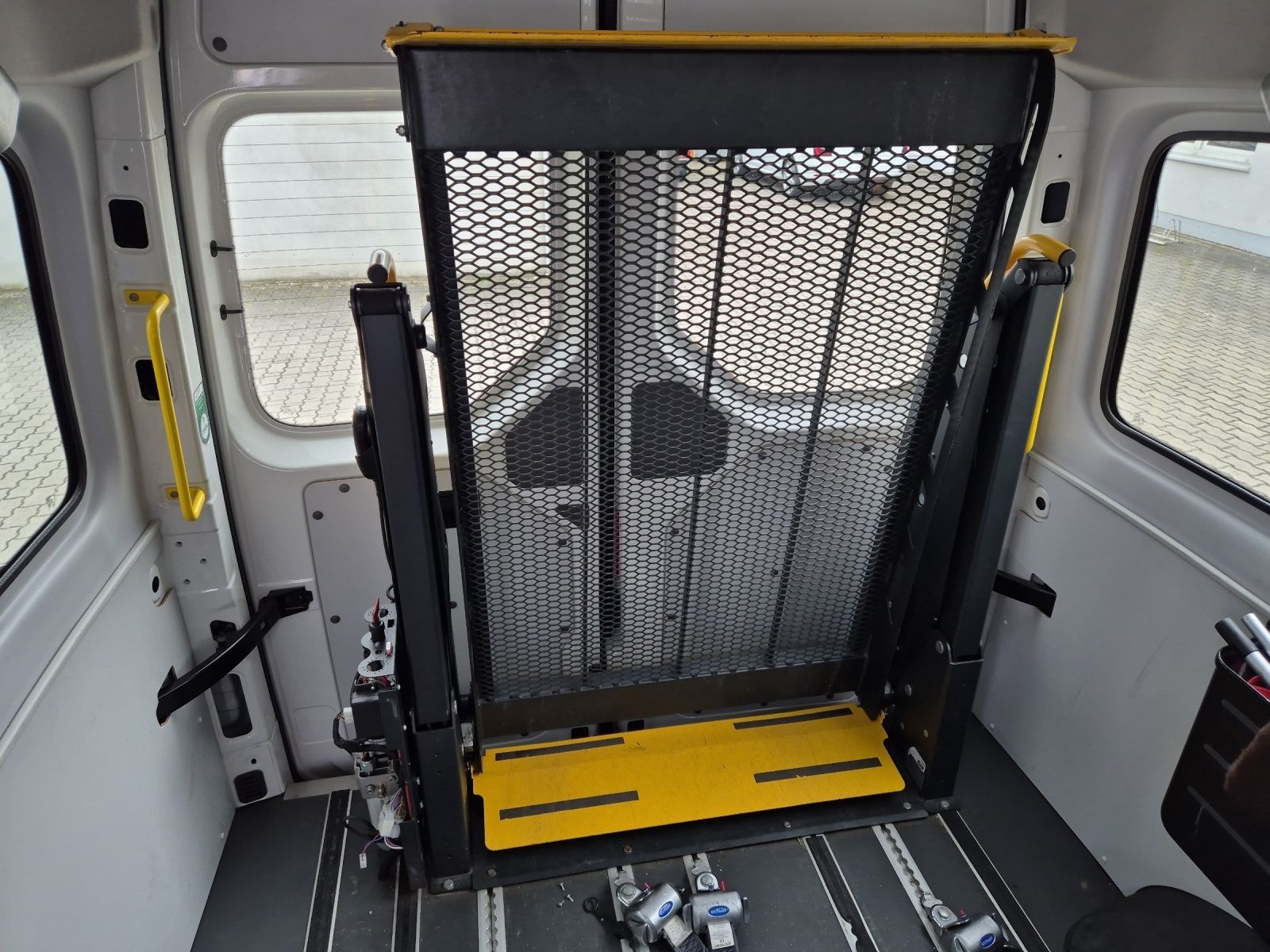 Fahrzeugabbildung Volkswagen Crafter 35 MR HD 4Mo 9-Si Rollstuhllift Trittstu