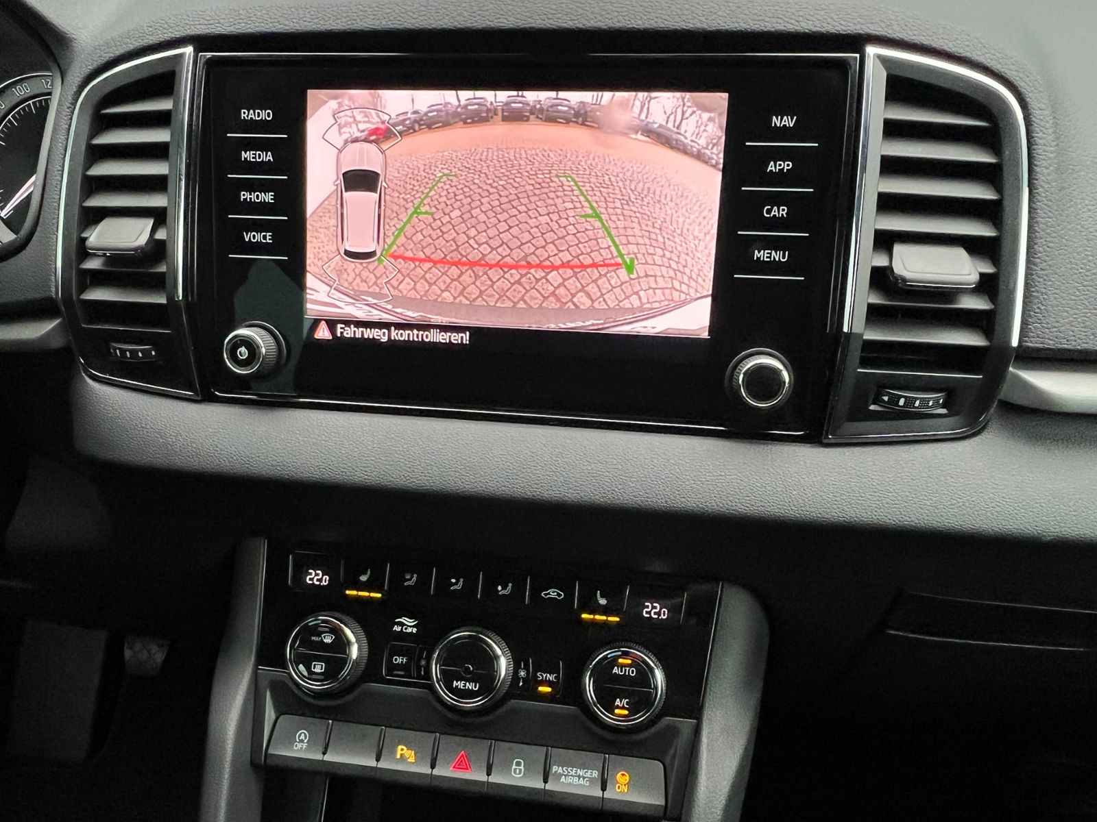 Fahrzeugabbildung SKODA Karoq Ambition 1.5 TSI *AHK, Climatronic, Sitzhz