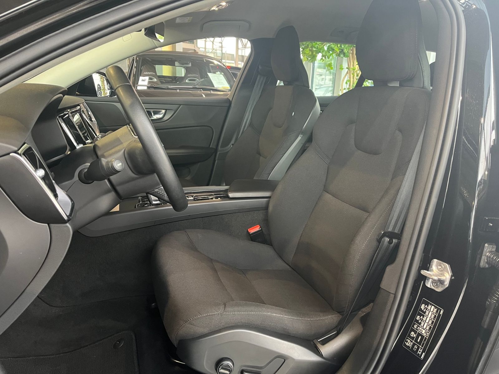 Fahrzeugabbildung Volvo V60 Kombi Momentum Pro LED NAVI ALU