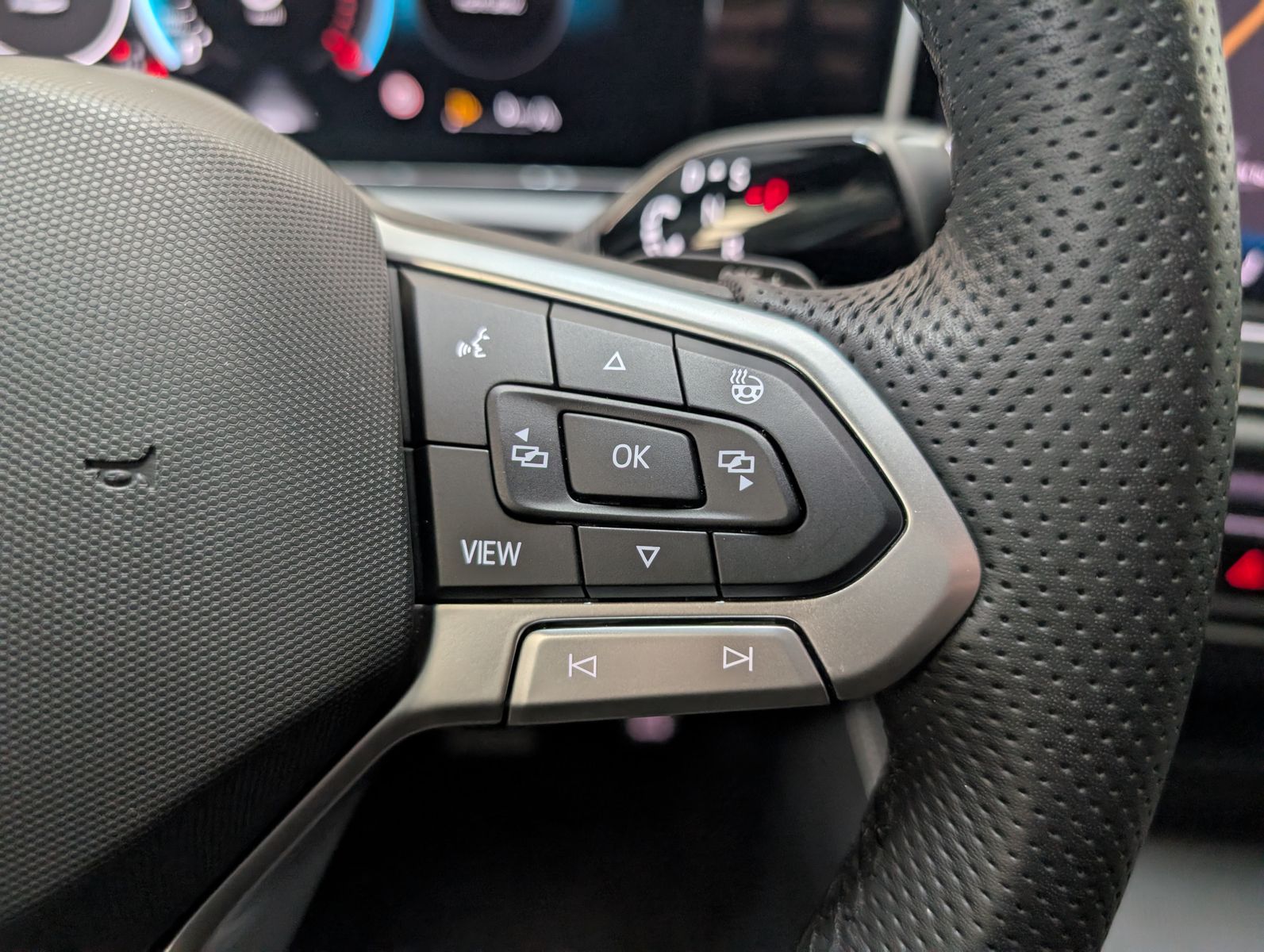 Fahrzeugabbildung Volkswagen Tiguan 2.0TDI R-Line 4M Pano Black AHK Matrix 20