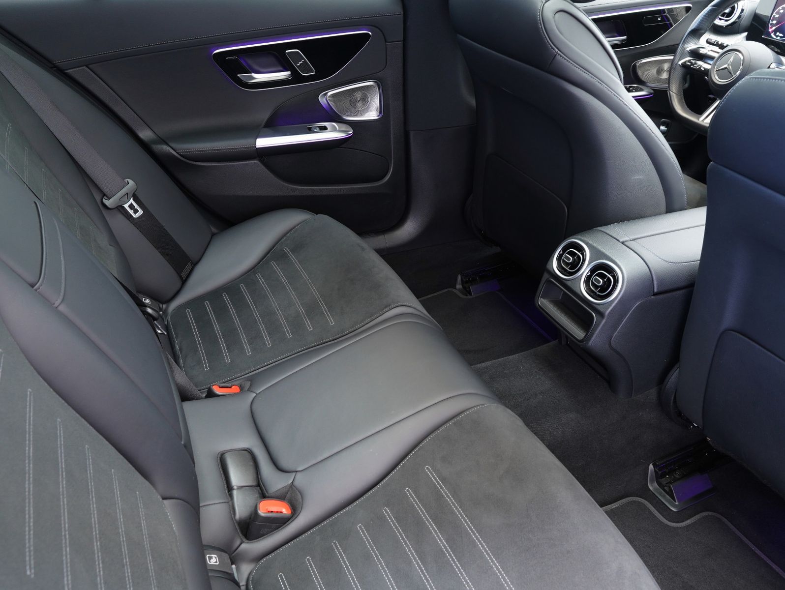 Fahrzeugabbildung Mercedes-Benz C 220 T d AMG Line DISTRONIC/PANORAMA/AHK