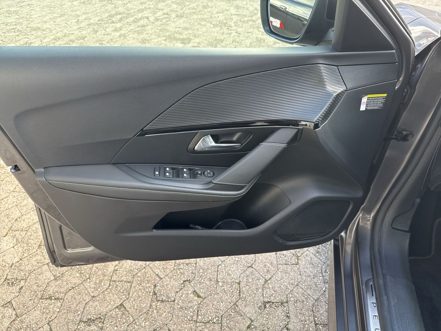 Fahrzeugabbildung Peugeot 208 GT 1.2 PureTech 100 Navi LED ACC Klimaautom