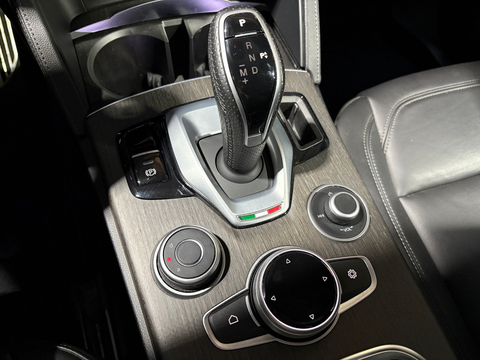 Fahrzeugabbildung Alfa Romeo Stelvio Ti Q4/MEMORY/ACC/NAVI/KAMERA/SHZ/KLIMA