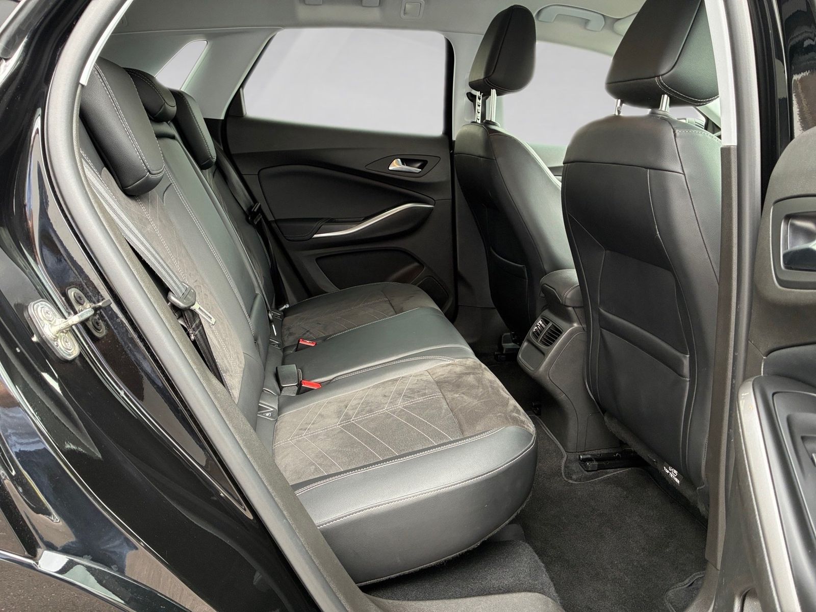 Fahrzeugabbildung Opel Grandland 1.2 Turbo Elegance 360,KlimaA,LED,Navi